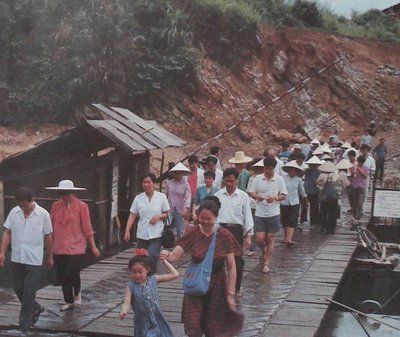1992年广西东兴边贸市场,中越界河北仑河上满是运货的小船